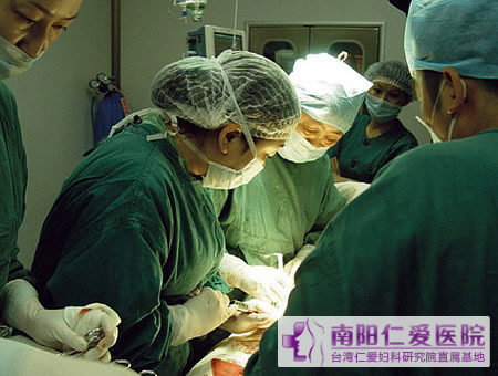 周口疑难病轻生女慕名求医,妇科泰斗联合众医师解病痛